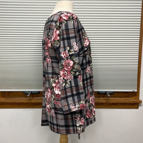 🌟PRICE REDUCED🌟FLORAL 💐PLAID Pink Black Faux Leather 3/4 Sleeve Top SIDE TIE - Picture 9 of 12
